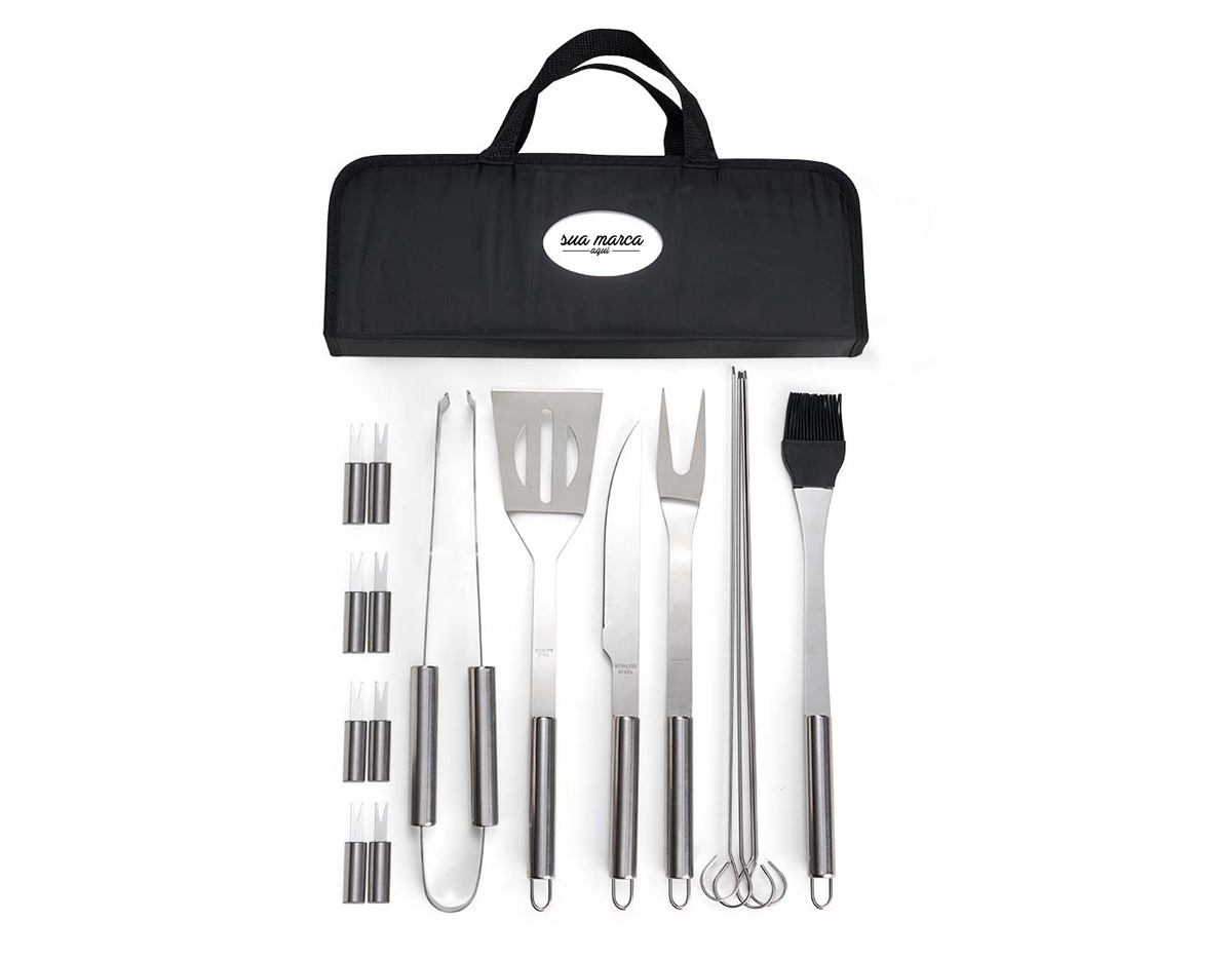 Kit Churrasco 17 Peças em estojo de nylon com alça. Contém: pegador, garfo, espátula, faca, pincel, 4 espetos e 8 garfos pequenos para petiscos. Utensílios de inox com proteções plásticas e parte interna com velcro para fixação das peças, acompanha plaquinha metálica para personalização.
