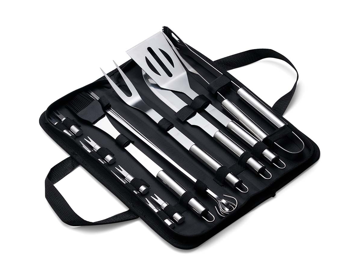Kit Churrasco 17 Peças em estojo de nylon com alça. Contém: pegador, garfo, espátula, faca, pincel, 4 espetos e 8 garfos pequenos para petiscos. Utensílios de inox com proteções plásticas e parte interna com velcro para fixação das peças, acompanha plaquinha metálica para personalização.