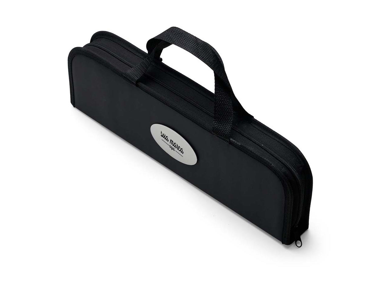 Kit Churrasco 17 Peças em estojo de nylon com alça. Contém: pegador, garfo, espátula, faca, pincel, 4 espetos e 8 garfos pequenos para petiscos. Utensílios de inox com proteções plásticas e parte interna com velcro para fixação das peças, acompanha plaquinha metálica para personalização.
