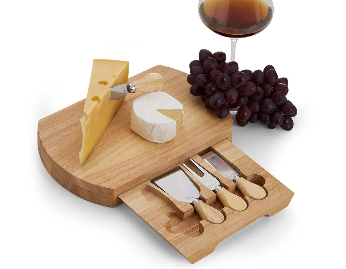 Kit queijo 5 peças, contém: tábua de bambu com gaveta para acomodação dos utensílios, faca com ponta, faca reta, garfo e espátula.