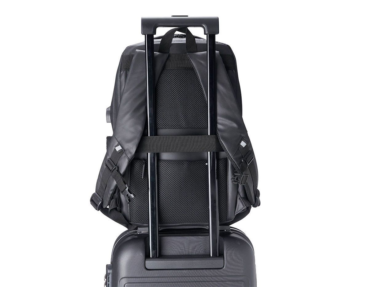 Mochila confeccionada em Couro Sintético com compartimento para notebook até 15,6 polegadas. Contém um compartimento grande com divisórias para documentos, eletrônicos, Notebook até 15,6 polegadas e tablet. Dois compartimentos frontais, sendo um com divisórias para documentos, eletrônicos e caneta