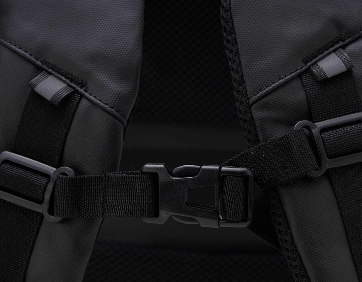 Mochila confeccionada em Couro Sintético com compartimento para notebook até 15,6 polegadas. Contém um compartimento grande com divisórias para documentos, eletrônicos, Notebook até 15,6 polegadas e tablet. Dois compartimentos frontais, sendo um com divisórias para documentos, eletrônicos e caneta