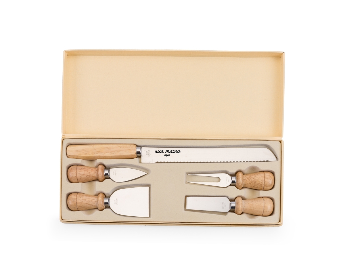 Kit queijo com cinco peças em estojo de papelão. Contém os talheres: faca de serra, faca com ponta, espátula, garfo e faca reta.Parte interna com suporte plástico aveludado com encaixe nas formas dos talheres