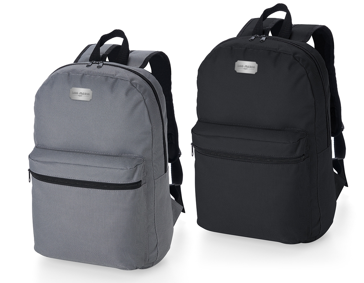 Mochila confeccionada em Nylon 17 Litros. Contém bolso frontal com zíper, alça de mão em nylon e alças para as costas ajustáveis.