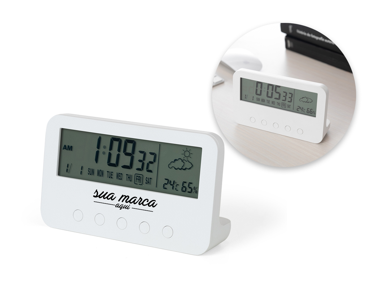 Relógio digital com alarme. Produzido em plástico, o relógio possui um display LCD com exibição das horas, dias da semana, data, alarme, relógio de contagem progressiva e regressiva, temperatura, clima e umidade, parte frontal inferior com botões para ajustes, e parte traseira com compartimento para 2 pilhas AAA (não acompanha). Acompanha manual de instruções em inglês