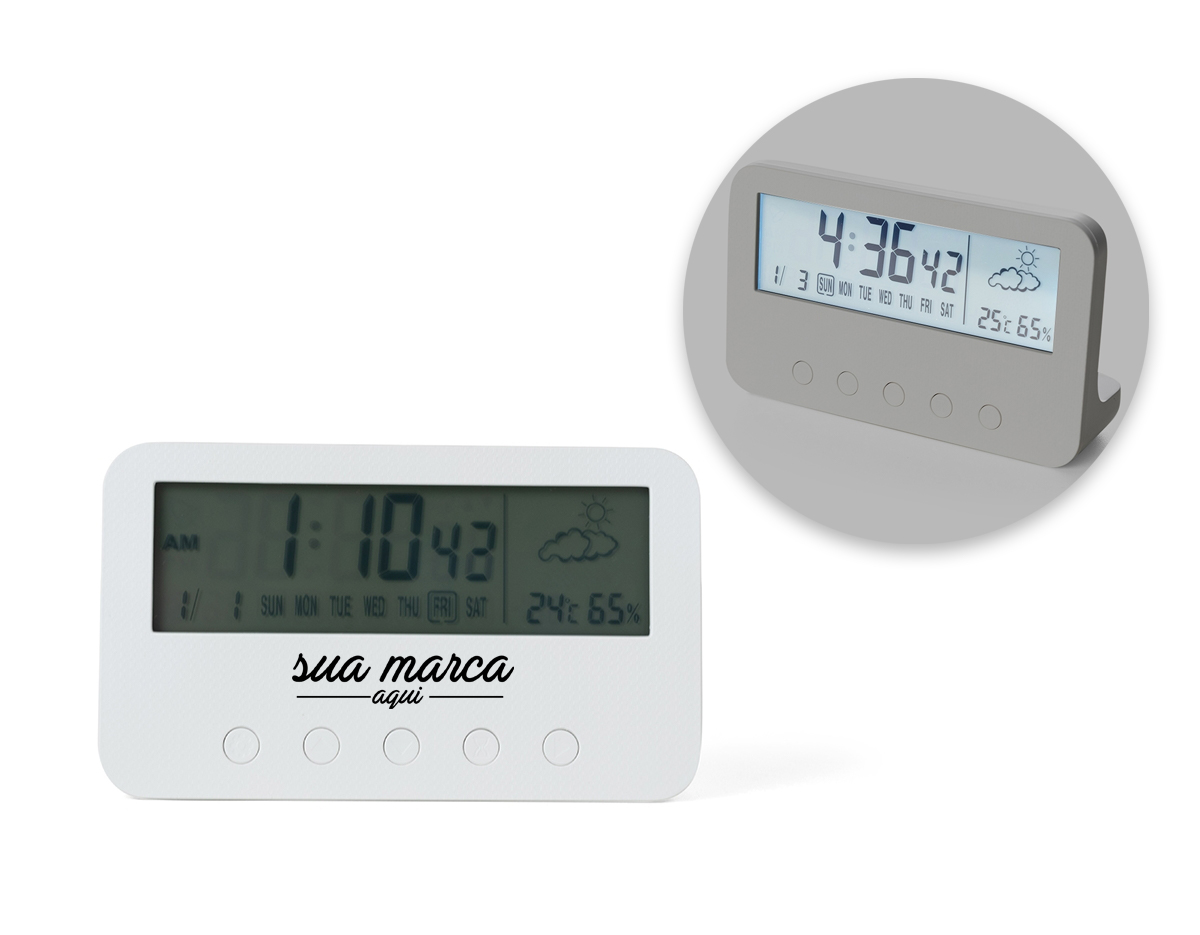 Relógio digital com alarme. Produzido em plástico, o relógio possui um display LCD com exibição das horas, dias da semana, data, alarme, relógio de contagem progressiva e regressiva, temperatura, clima e umidade, parte frontal inferior com botões para ajustes, e parte traseira com compartimento para 2 pilhas AAA (não acompanha). Acompanha manual de instruções em inglês