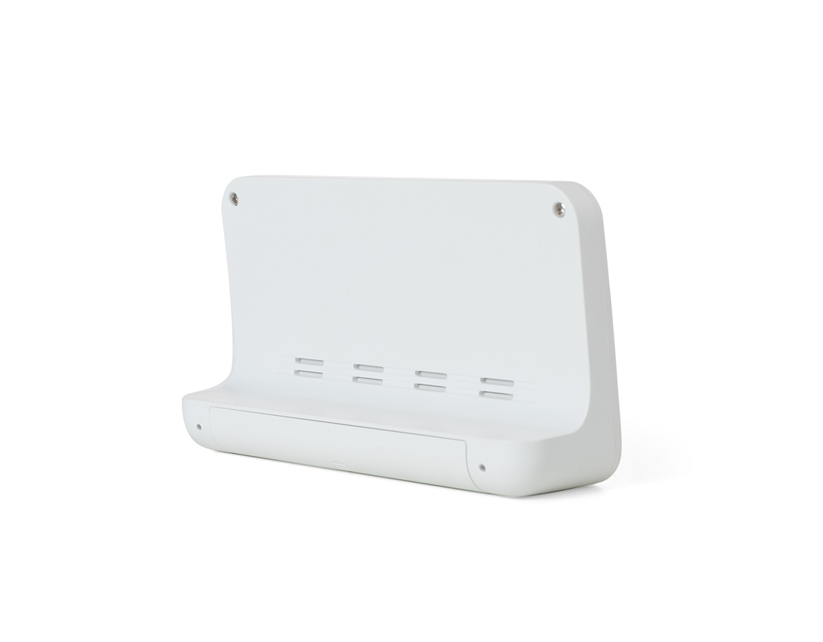 Relógio digital com alarme. Produzido em plástico, o relógio possui um display LCD com exibição das horas, dias da semana, data, alarme, relógio de contagem progressiva e regressiva, temperatura, clima e umidade, parte frontal inferior com botões para ajustes, e parte traseira com compartimento para 2 pilhas AAA (não acompanha). Acompanha manual de instruções em inglês
