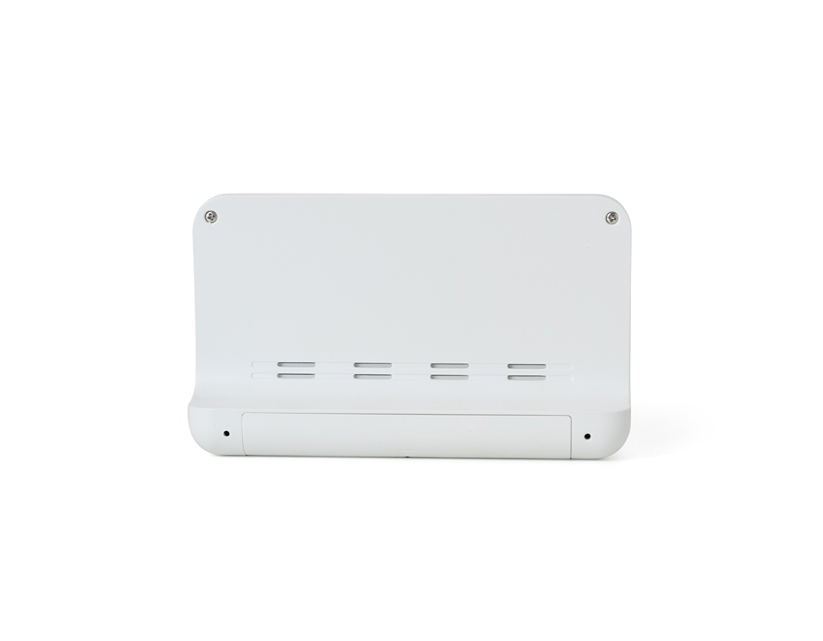 Relógio digital com alarme. Produzido em plástico, o relógio possui um display LCD com exibição das horas, dias da semana, data, alarme, relógio de contagem progressiva e regressiva, temperatura, clima e umidade, parte frontal inferior com botões para ajustes, e parte traseira com compartimento para 2 pilhas AAA (não acompanha). Acompanha manual de instruções em inglês