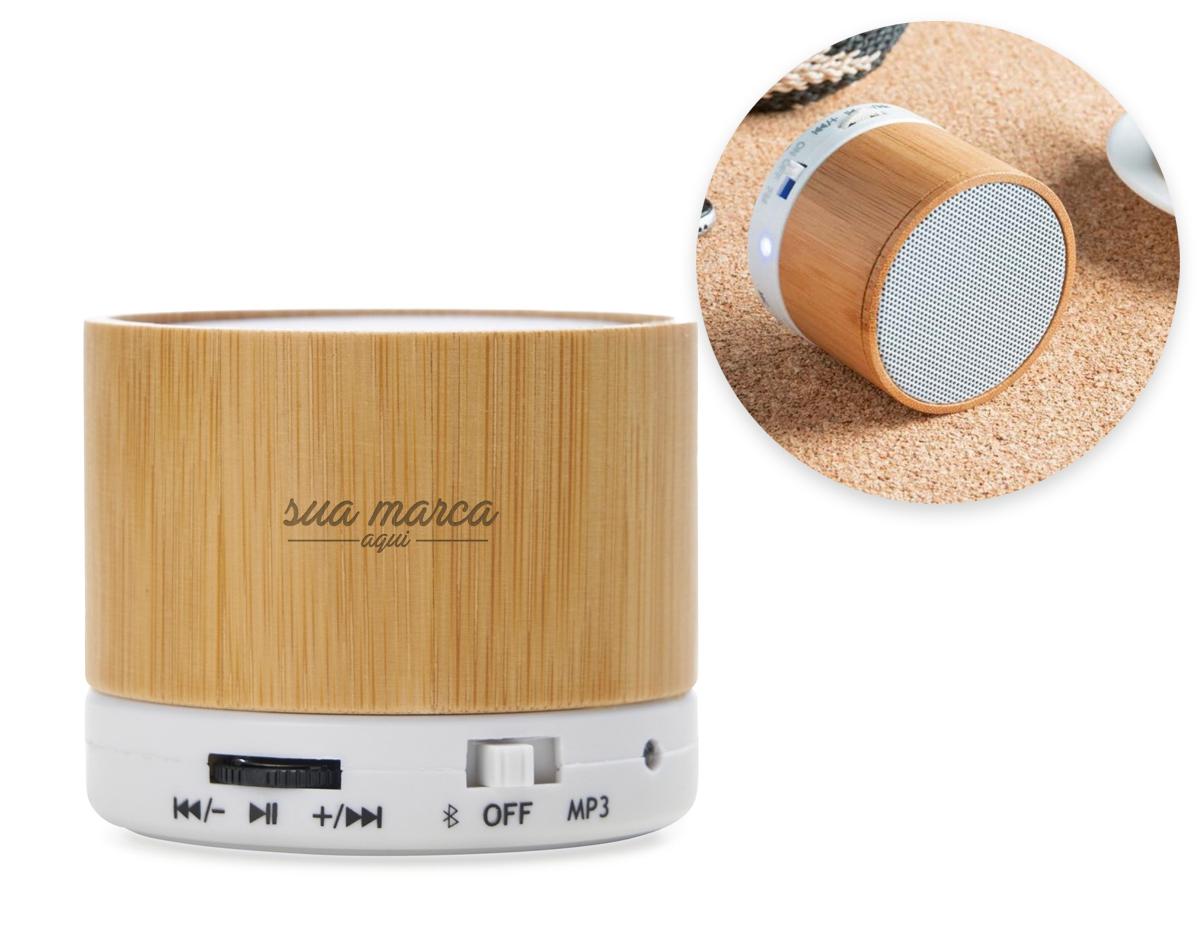Caixa de som multimídia com Bluetooth e rádio FM. Material plástico com acabamento em bambu, possui a parte inferior com detalhes em relevo de algumas funções: botão Off/On; entrada para cartão MicroSD. Parte inferior com detalhe emborrachado anti-deslizante, acompanha cabo USB