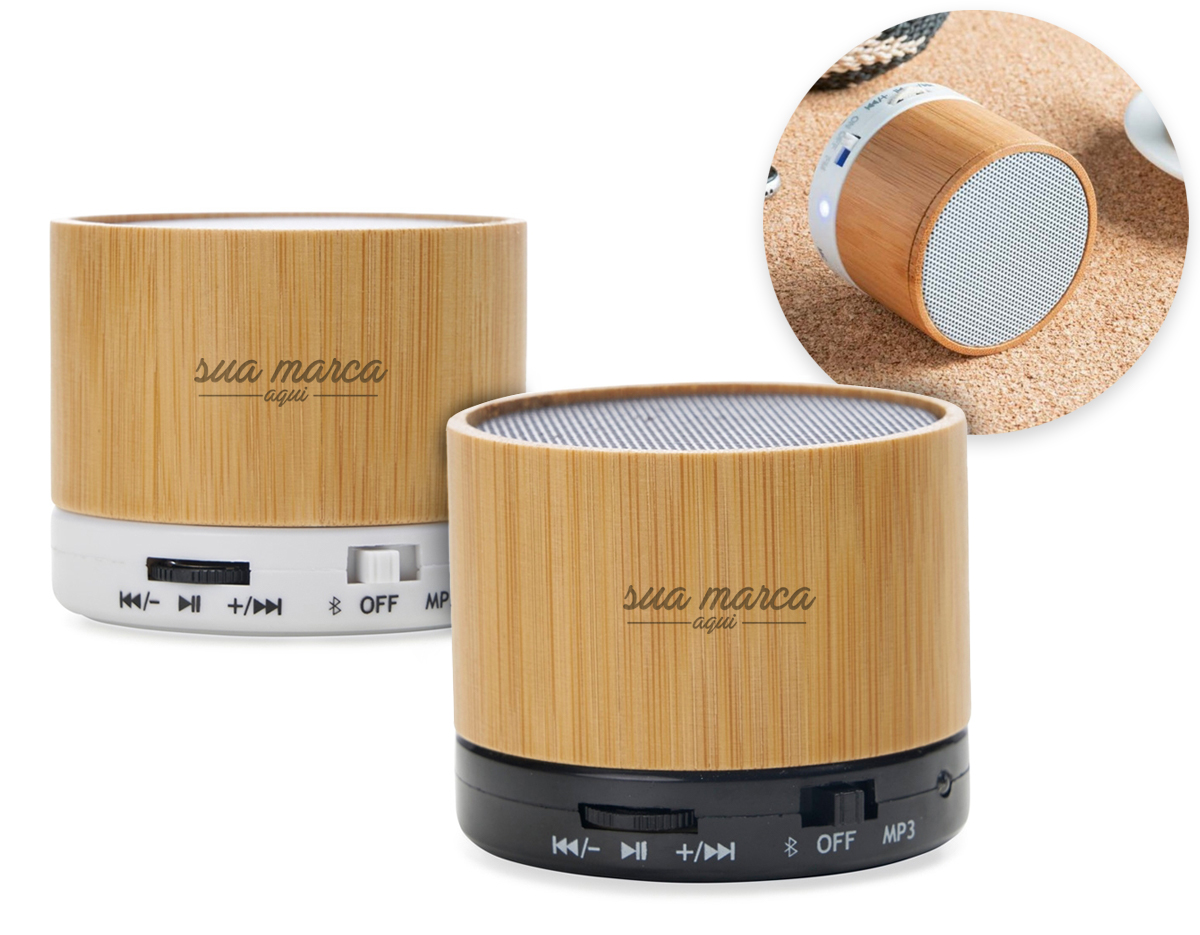 Caixa de som multimídia com Bluetooth e rádio FM. Material plástico com acabamento em bambu, possui a parte inferior com detalhes em relevo de algumas funções: botão Off/On; entrada para cartão MicroSD. Parte inferior com detalhe emborrachado anti-deslizante, acompanha cabo USB