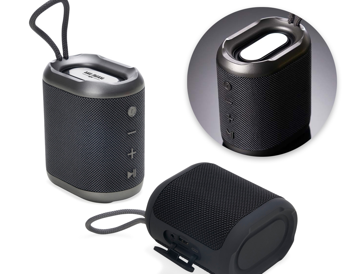 Caixa de som multimídia. Material plástico resistente a água, e falantes com acabamento em tecido, possui um cordão de nylon acoplado para facilitar o transporte. A caixinha funciona nos modos Bluetooth, Radio FM, Cartão TF (Micro SD), Auxiliar e USB.