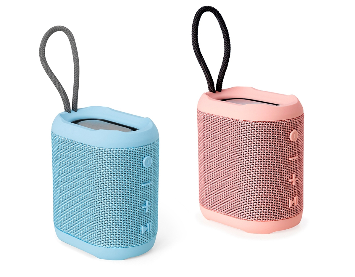 Caixa de som multimídia. Material plástico resistente a água, e falantes com acabamento em tecido, possui um cordão de nylon acoplado para facilitar o transporte. A caixinha funciona nos modos Bluetooth, Radio FM, Cartão TF (Micro SD), Auxiliar e USB.