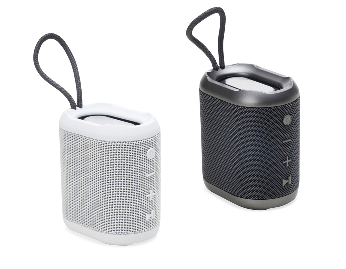 Caixa de som multimídia. Material plástico resistente a água, e falantes com acabamento em tecido, possui um cordão de nylon acoplado para facilitar o transporte. A caixinha funciona nos modos Bluetooth, Radio FM, Cartão TF (Micro SD), Auxiliar e USB.