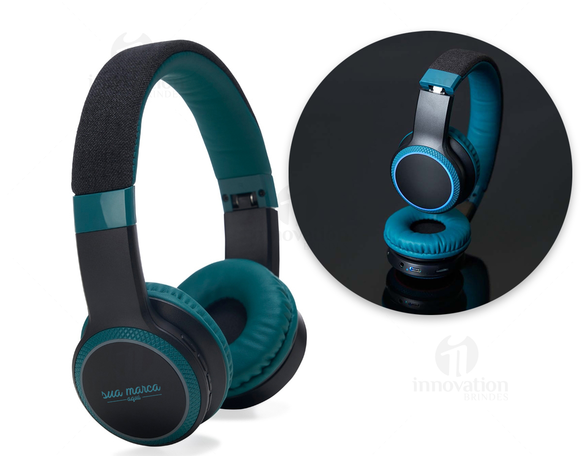 Fone de ouvido bluetooth. Possui revestimento de couro sintético com espuma interna, garantindo um ótimo isolamento do som externo, luzes LED RGB, hastes articuláveis com altura regulável, permitindo que o fone seja guardado de maneira compacta, revestimento de tecido na parte superior da hastes, microfone para atendimento de chamadas, botões Play/Pause, M (modo), + e – no corpo do fone. Executa nos modos bluetooth, Auxiliar P2, Rádio FM e Cartão TF (Micro sd). Acompanha cabo USB tipo-C.
