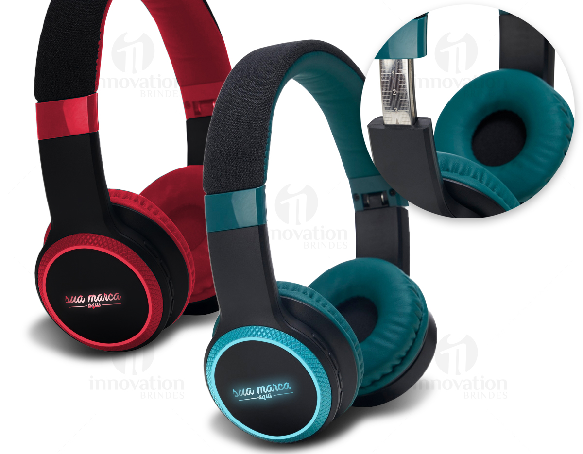 Fone de ouvido bluetooth. Possui revestimento de couro sintético com espuma interna, garantindo um ótimo isolamento do som externo, luzes LED RGB, hastes articuláveis com altura regulável, permitindo que o fone seja guardado de maneira compacta, revestimento de tecido na parte superior da hastes, microfone para atendimento de chamadas, botões Play/Pause, M (modo), + e – no corpo do fone. Executa nos modos bluetooth, Auxiliar P2, Rádio FM e Cartão TF (Micro sd). Acompanha cabo USB tipo-C.