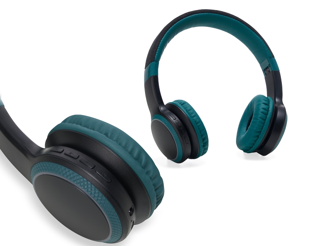 Fone de ouvido bluetooth. Possui revestimento de couro sintético com espuma interna, garantindo um ótimo isolamento do som externo, luzes LED RGB, hastes articuláveis com altura regulável, permitindo que o fone seja guardado de maneira compacta, revestimento de tecido na parte superior da hastes, microfone para atendimento de chamadas, botões Play/Pause, M (modo), + e – no corpo do fone. Executa nos modos bluetooth, Auxiliar P2, Rádio FM e Cartão TF (Micro sd). Acompanha cabo USB tipo-C.