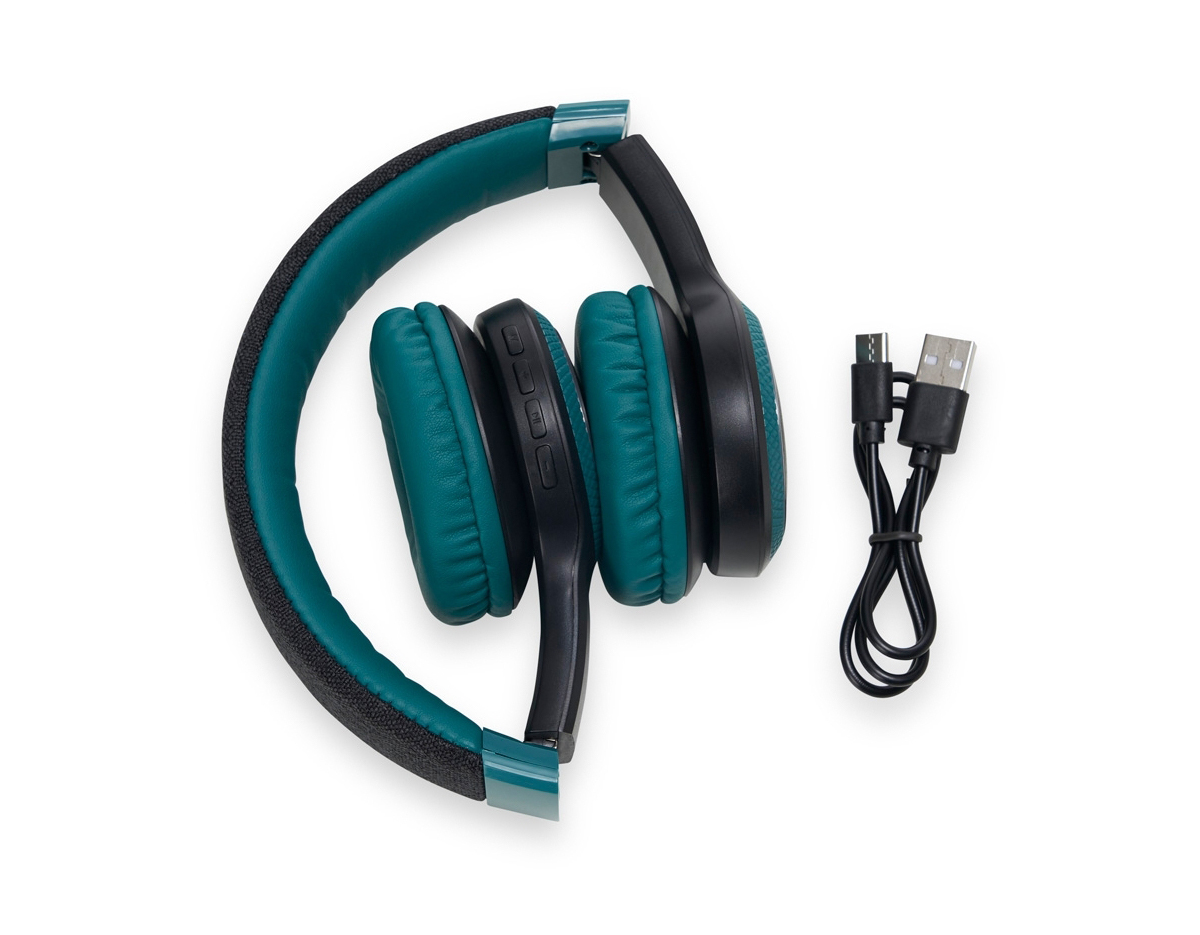 Fone de ouvido bluetooth. Possui revestimento de couro sintético com espuma interna, garantindo um ótimo isolamento do som externo, luzes LED RGB, hastes articuláveis com altura regulável, permitindo que o fone seja guardado de maneira compacta, revestimento de tecido na parte superior da hastes, microfone para atendimento de chamadas, botões Play/Pause, M (modo), + e – no corpo do fone. Executa nos modos bluetooth, Auxiliar P2, Rádio FM e Cartão TF (Micro sd). Acompanha cabo USB tipo-C.