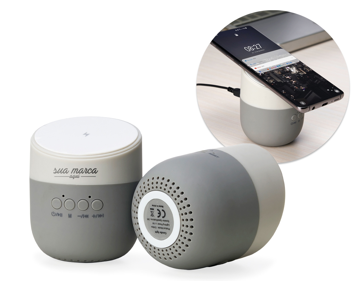 Caixinha de Som bluetooth com carregador por indução. Produzido em material plástico, a caixinha possui antiderrapantes emborrachados na parte inferior, e na área de indução. Para desfrutar do carregamento por indução (sem fio) é fundamental que o celular possua a tecnologia QI – desta maneira é possível carregar o celular