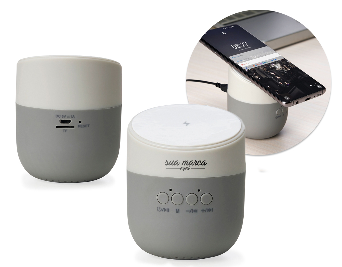 Caixinha de Som bluetooth com carregador por indução. Produzido em material plástico, a caixinha possui antiderrapantes emborrachados na parte inferior, e na área de indução. Para desfrutar do carregamento por indução (sem fio) é fundamental que o celular possua a tecnologia QI – desta maneira é possível carregar o celular
