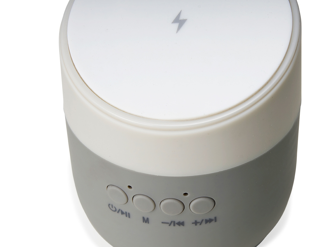 Caixinha de Som bluetooth com carregador por indução. Produzido em material plástico, a caixinha possui antiderrapantes emborrachados na parte inferior, e na área de indução. Para desfrutar do carregamento por indução (sem fio) é fundamental que o celular possua a tecnologia QI – desta maneira é possível carregar o celular