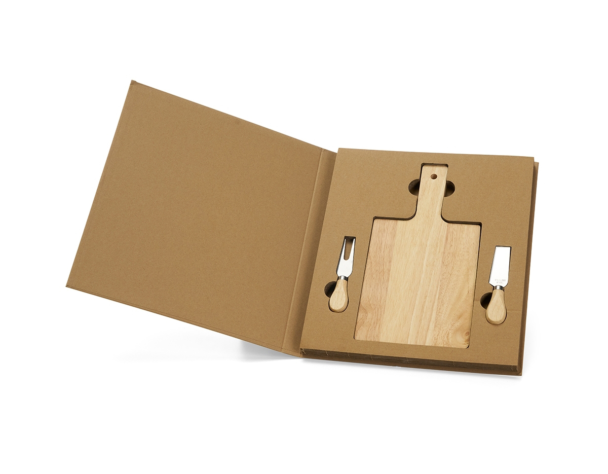 Kit queijo 3 peças em estojo kraft, contém: Tábua de bambu retangular, faca reta, e garfo. Tábua com orifício para encaixe.