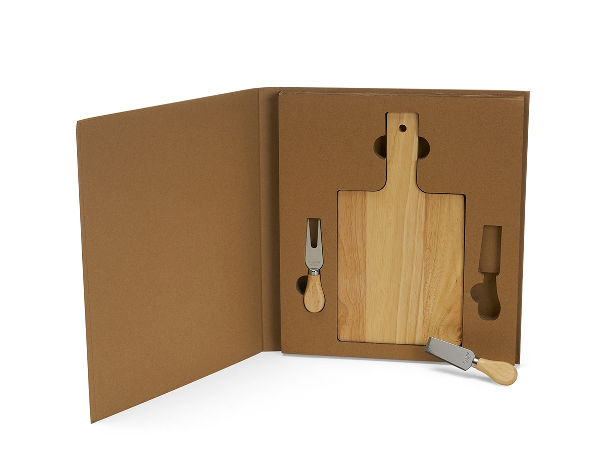 Kit queijo 3 peças em estojo kraft, contém: Tábua de bambu retangular, faca reta, e garfo. Tábua com orifício para encaixe.