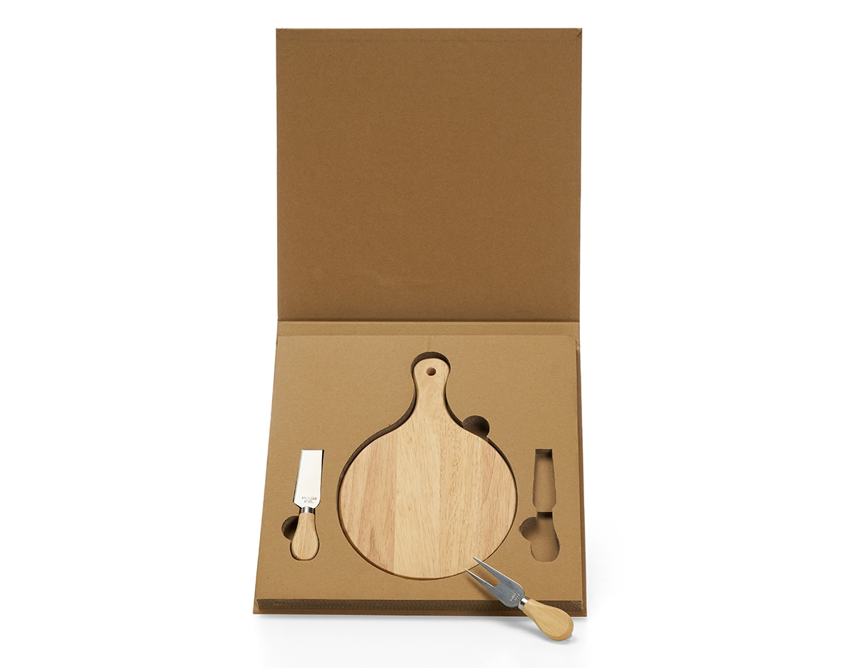 Kit queijo 3 peças em estojo kraft, contém: Tábua de bambu redonda, faca reta, e garfo. Tábua com orifício para encaixe.