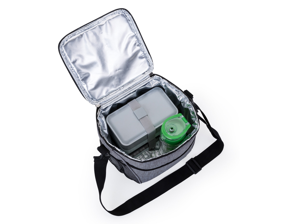 Bolsa térmica, capacidade 12 litros, tecido nylon poliéster (cinza), bolso frontal, dois bolsos laterais, alça de ombro ajustável, alça de mão, parte interna soldada / retém liquido, cor cinza, gravação bolso frontal.