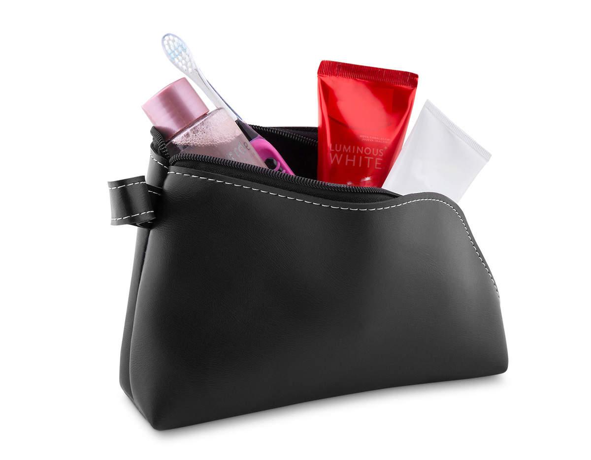 Necessaire couro sintético e detalhes em metal