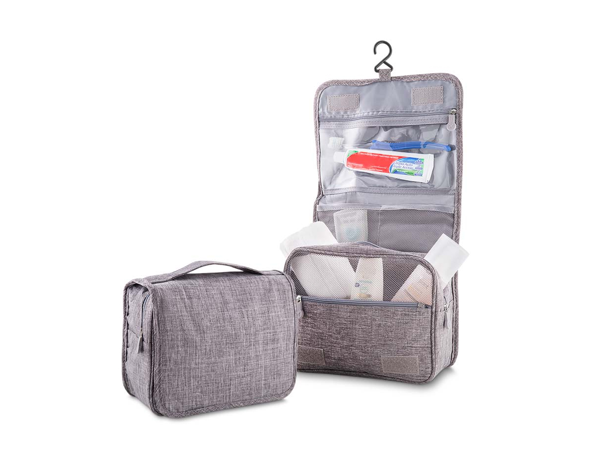 Necessaire em tecido polyester, com excelente espaço interno, bolso frontal e no verso. Suporte para pendurar.
