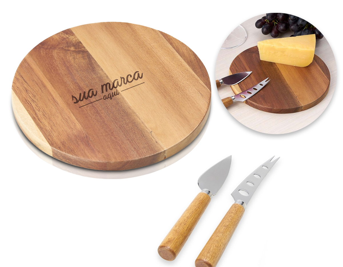 Kit queijo 3 peças em estojo kraft, contém: tábua de madeira redonda, faca com ponta, e faca vazada com ponta. Tábua com orifício para encaixe.