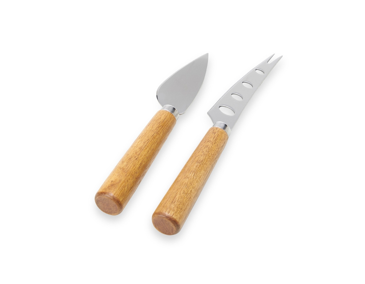 Kit queijo 3 peças em estojo kraft, contém: tábua de madeira redonda, faca com ponta, e faca vazada com ponta. Tábua com orifício para encaixe.