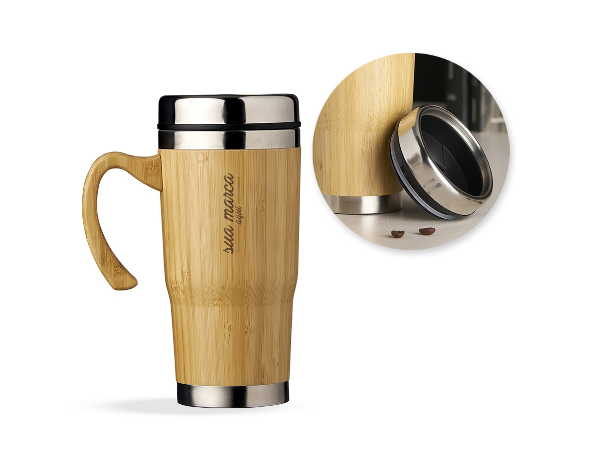 Caneca Bambu de 500ml, pegador de bambu e parte interna em inox. Possui tampa com compartimento que pode ser aberto para beber.
