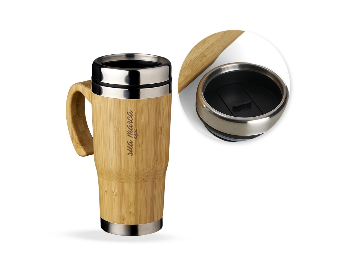 Caneca Bambu de 500ml, pegador de bambu e parte interna em inox. Possui tampa com compartimento que pode ser aberto para beber.