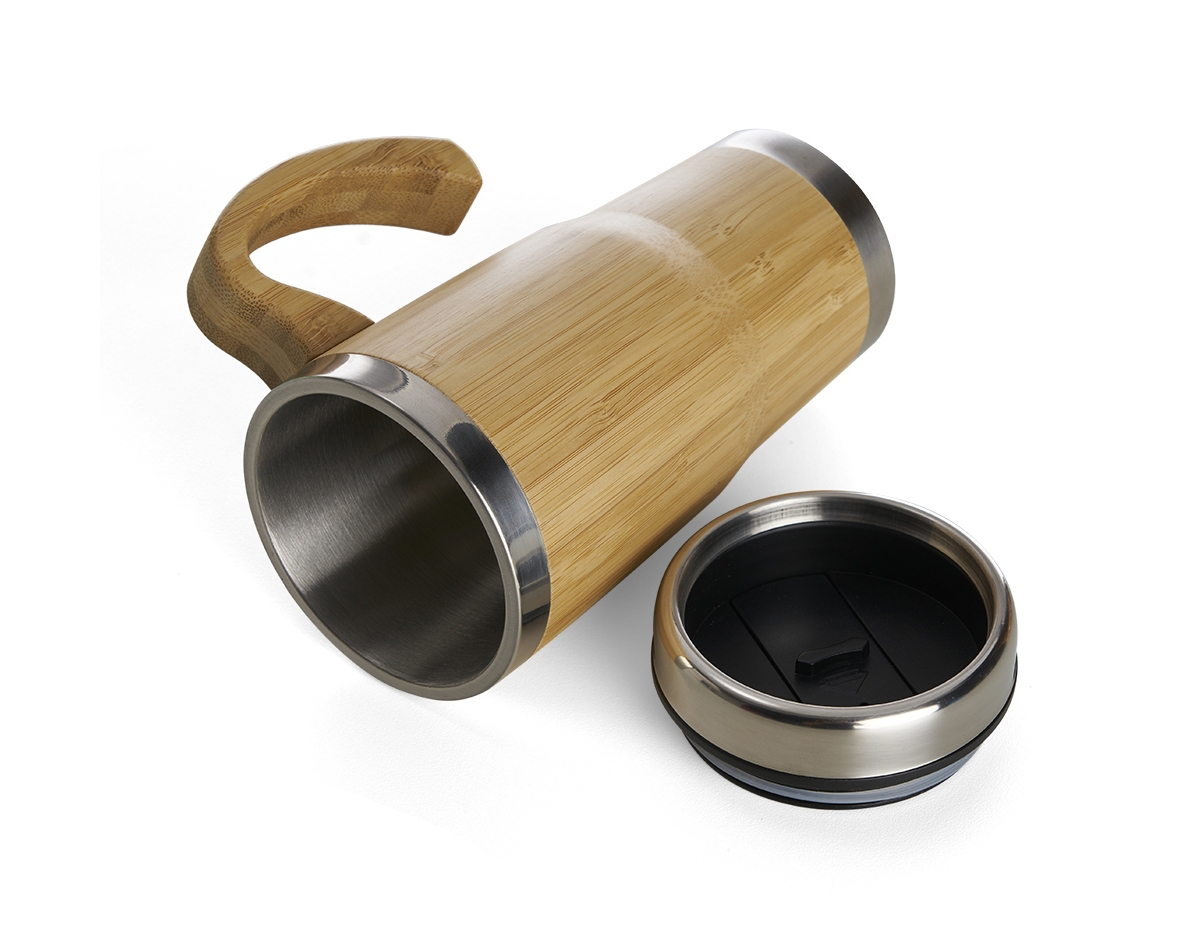 Caneca Bambu de 500ml, pegador de bambu e parte interna em inox. Possui tampa com compartimento que pode ser aberto para beber.