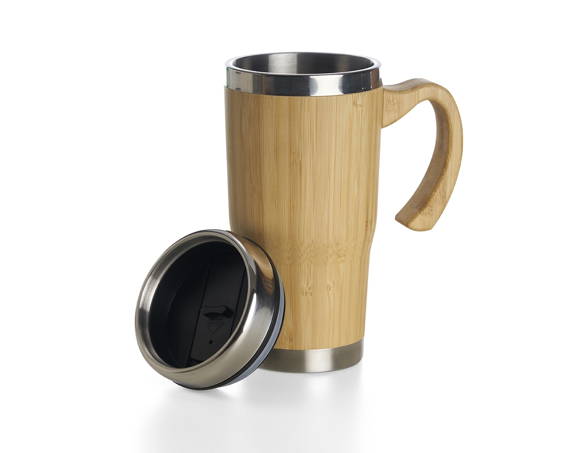 Caneca Bambu de 500ml, pegador de bambu e parte interna em inox. Possui tampa com compartimento que pode ser aberto para beber.