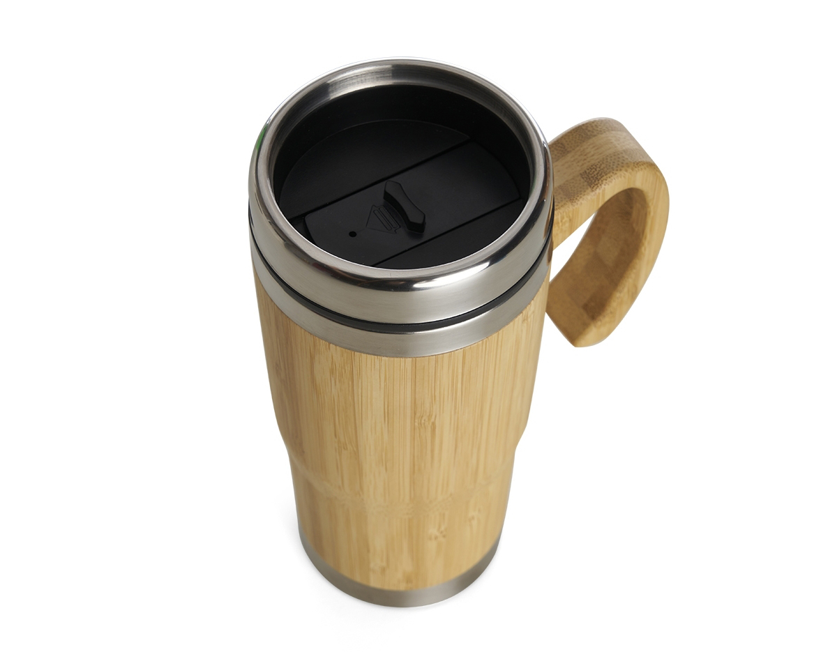 Caneca Bambu de 500ml, pegador de bambu e parte interna em inox. Possui tampa com compartimento que pode ser aberto para beber.