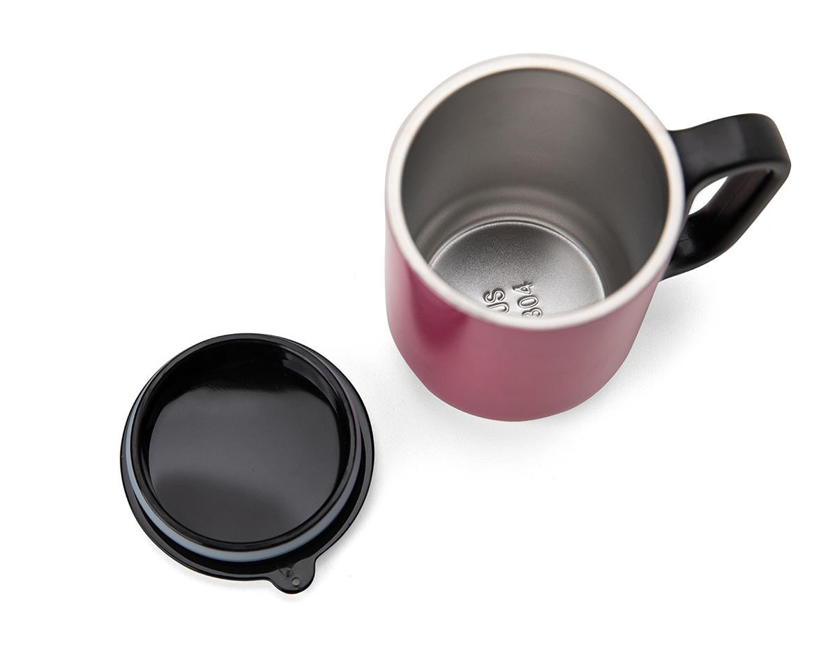 Caneca 250 ml parede dupla em Inox, com pegador de plástico, contém tampa plástica para vedação e base com EVA antiderrapante.