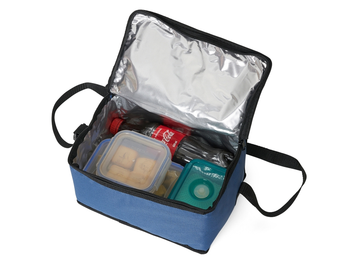Bolsa térmica confeccionada em nylon, com capacidade de 9 litros, ideal para transportar alimentos e bebidas com praticidade. Possui bolso posterior em malha que facilita a organização de itens adicionais. Acompanha plaquinha metálica, indicada para personalização, agregando valor ao produto e tornando-o uma opção funcional para ações promocionais e brindes corporativos.