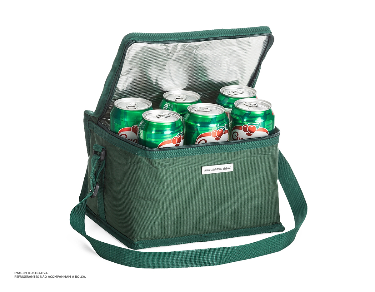 Bolsa térmica confeccionada em nylon, com capacidade de 9 litros, ideal para transportar alimentos e bebidas com praticidade. Possui bolso posterior em malha que facilita a organização de itens adicionais. Acompanha plaquinha metálica, indicada para personalização, agregando valor ao produto e tornando-o uma opção funcional para ações promocionais e brindes corporativos.
