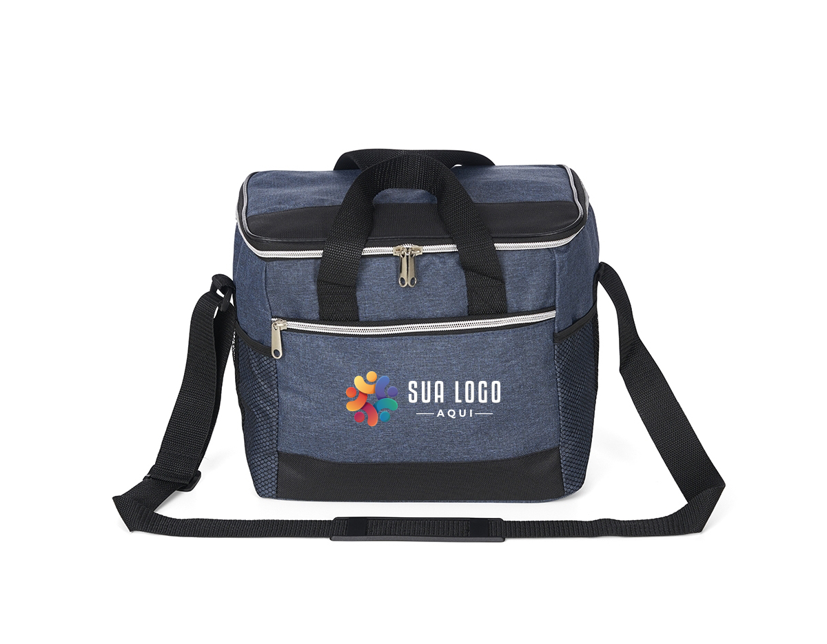 Bolsa térmica 18 litros. Contém bolso frontal com zíper, bolsos laterais telados, alça de mão em nylon e alça transversal regulável (não removível) com apoio para ombro.