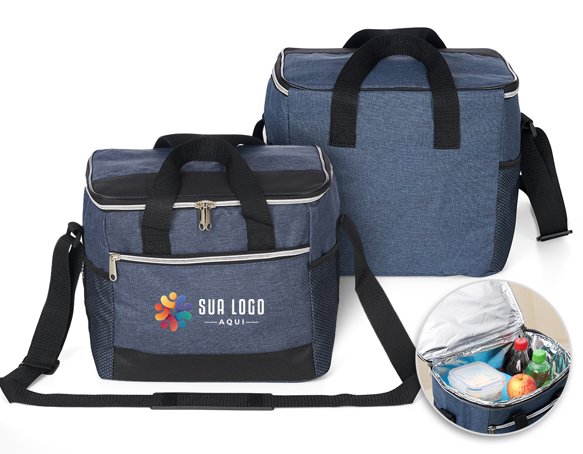 Bolsa térmica 18 litros. Contém bolso frontal com zíper, bolsos laterais telados, alça de mão em nylon e alça transversal regulável (não removível) com apoio para ombro.