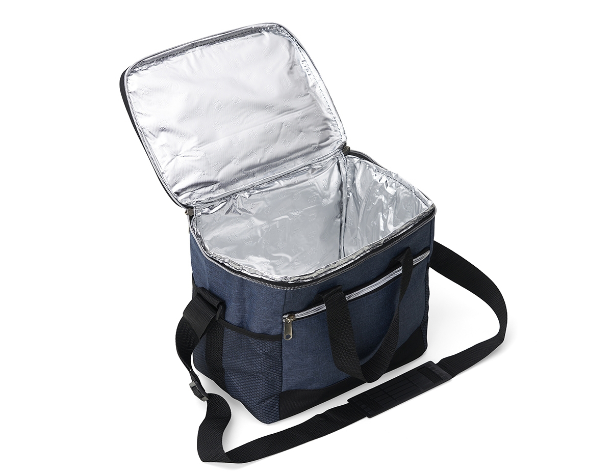 Bolsa térmica 18 litros. Contém bolso frontal com zíper, bolsos laterais telados, alça de mão em nylon e alça transversal regulável (não removível) com apoio para ombro.