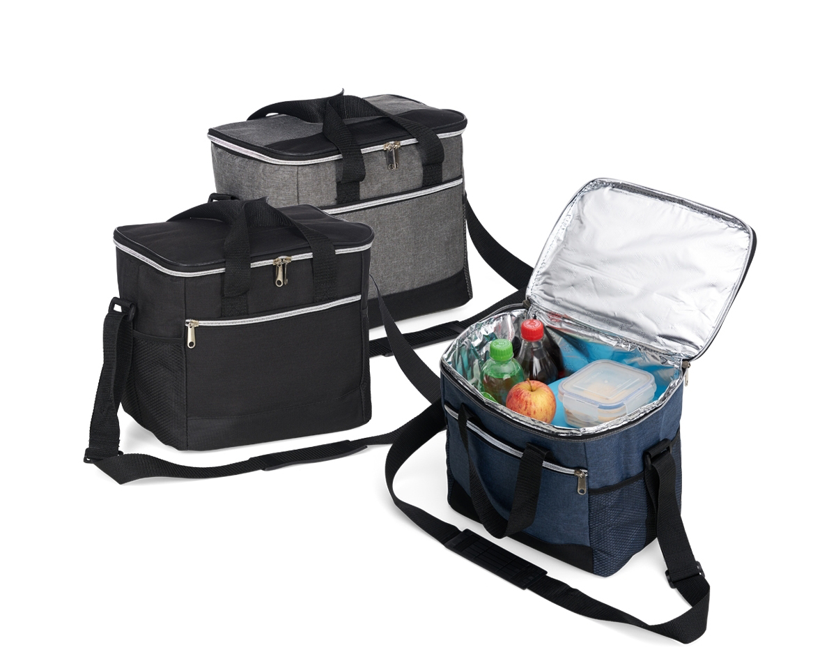 Bolsa térmica 18 litros. Contém bolso frontal com zíper, bolsos laterais telados, alça de mão em nylon e alça transversal regulável (não removível) com apoio para ombro.