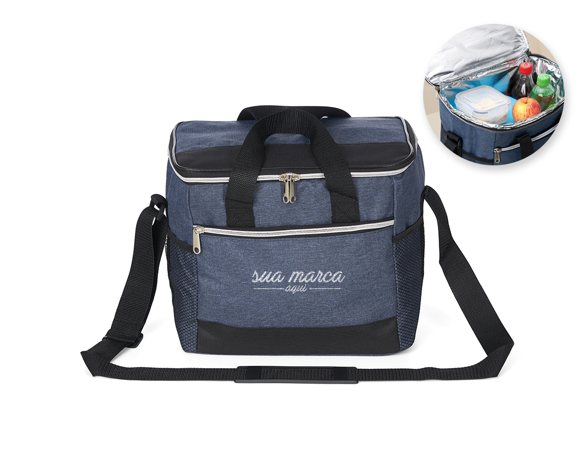 Bolsa térmica 18 litros. Contém bolso frontal com zíper, bolsos laterais telados, alça de mão em nylon e alça transversal regulável (não removível) com apoio para ombro.