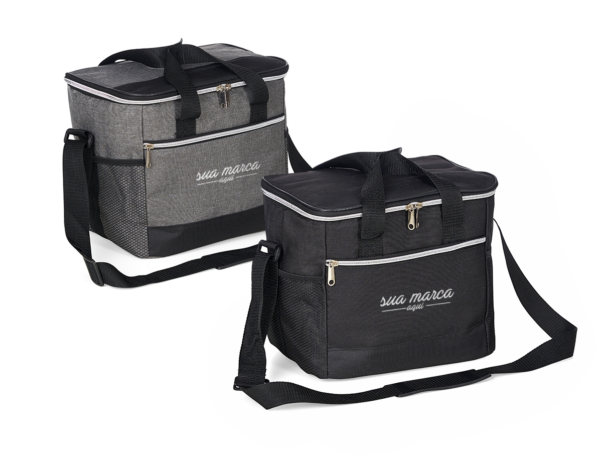 Bolsa térmica 18 litros. Contém bolso frontal com zíper, bolsos laterais telados, alça de mão em nylon e alça transversal regulável (não removível) com apoio para ombro.