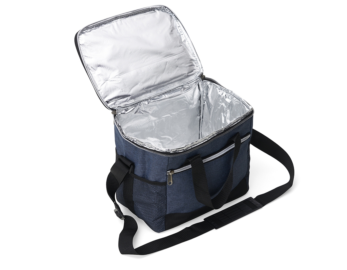 Bolsa térmica 18 litros. Contém bolso frontal com zíper, bolsos laterais telados, alça de mão em nylon e alça transversal regulável (não removível) com apoio para ombro.