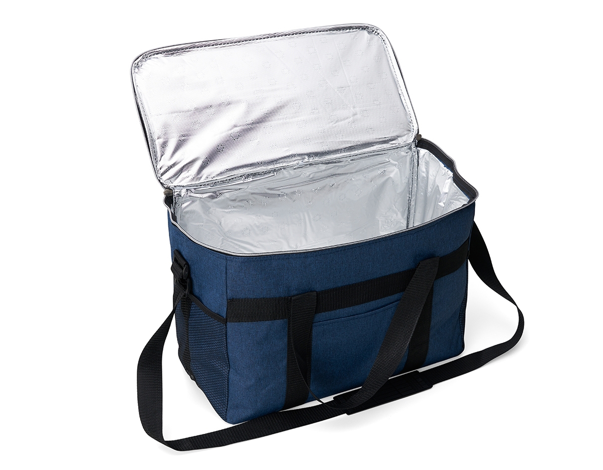 Bolsa térmica 33 litros. Contém bolso frontal, bolsos laterais telados, alça de mão em nylon e alça transversal regulável (não removível) com apoio para ombro.