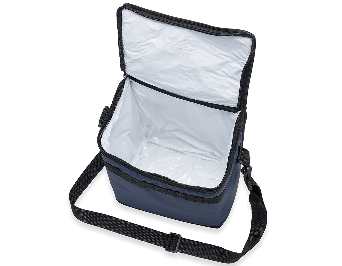 Bolsa térmica de bagum sintético com capacidade de 11 litros, contém revestimento interno em polietileno atóxico soldado (não vaza), bolso sintético externo de matelassê e alça tiracolo ajustável de polipropileno.