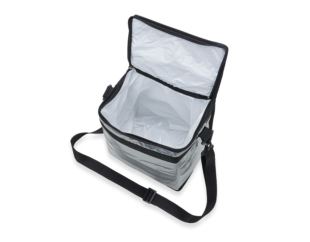 Bolsa térmica de pvc laminado com capacidade de 11 litros, contém revestimento interno em polietileno atóxico soldado (não vaza), bolso sintético externo de matelassê e alça tiracolo ajustável de polipropileno